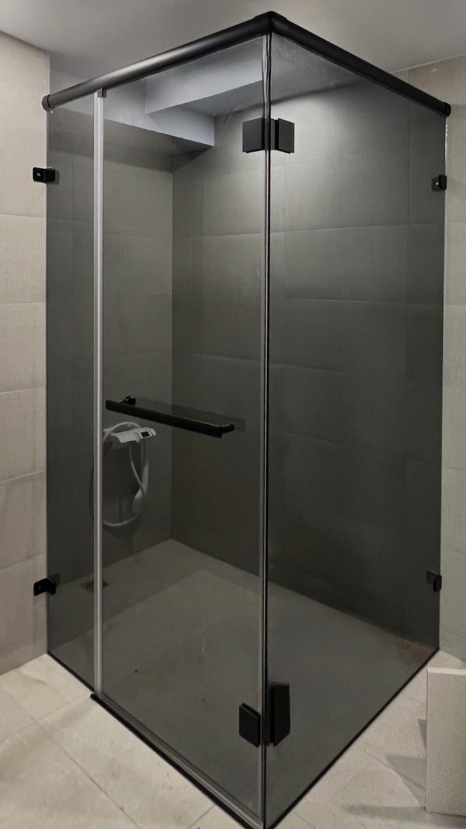 L型黑框灰玻無框淋浴門