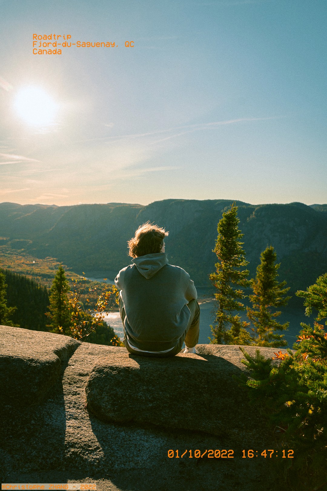 Une personne au sommet du point de vue du géant du Fjord de Saguenay