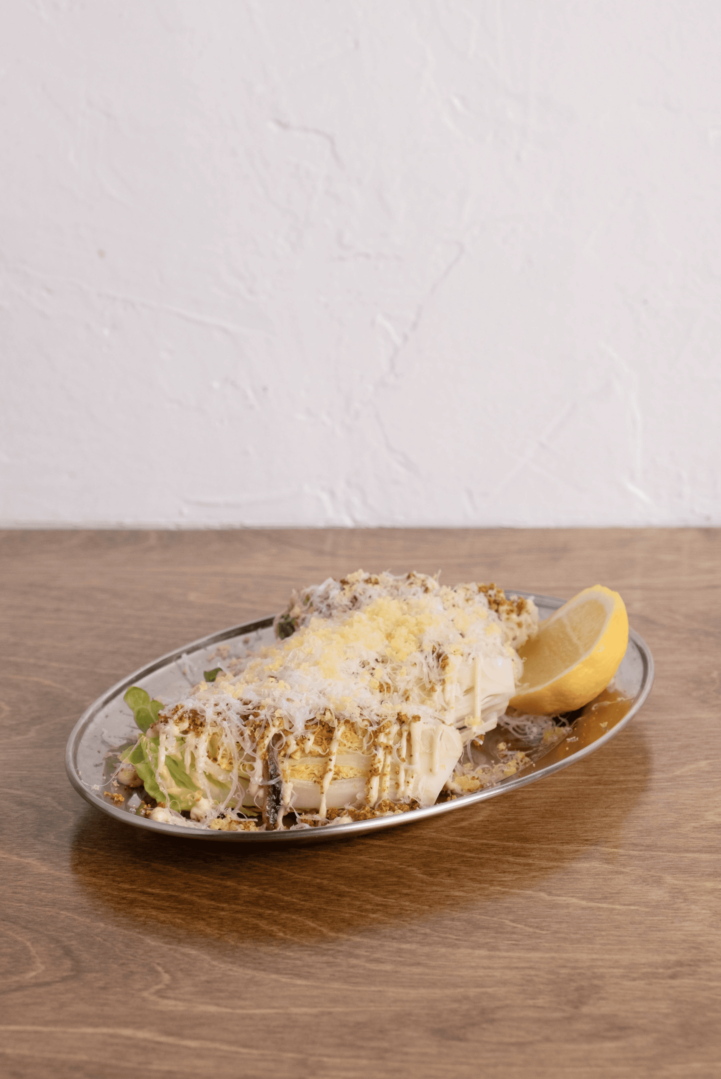 Salade césar, câpres et anchois.