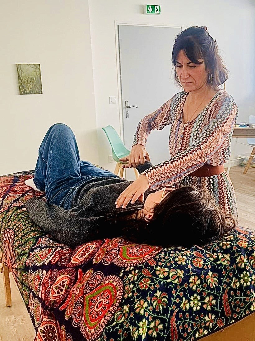 Séance de kinésiologie à Hasparren – test musculaire réalisé par Céline Neiva pour identifier les déséquilibres énergétiques du corps.
