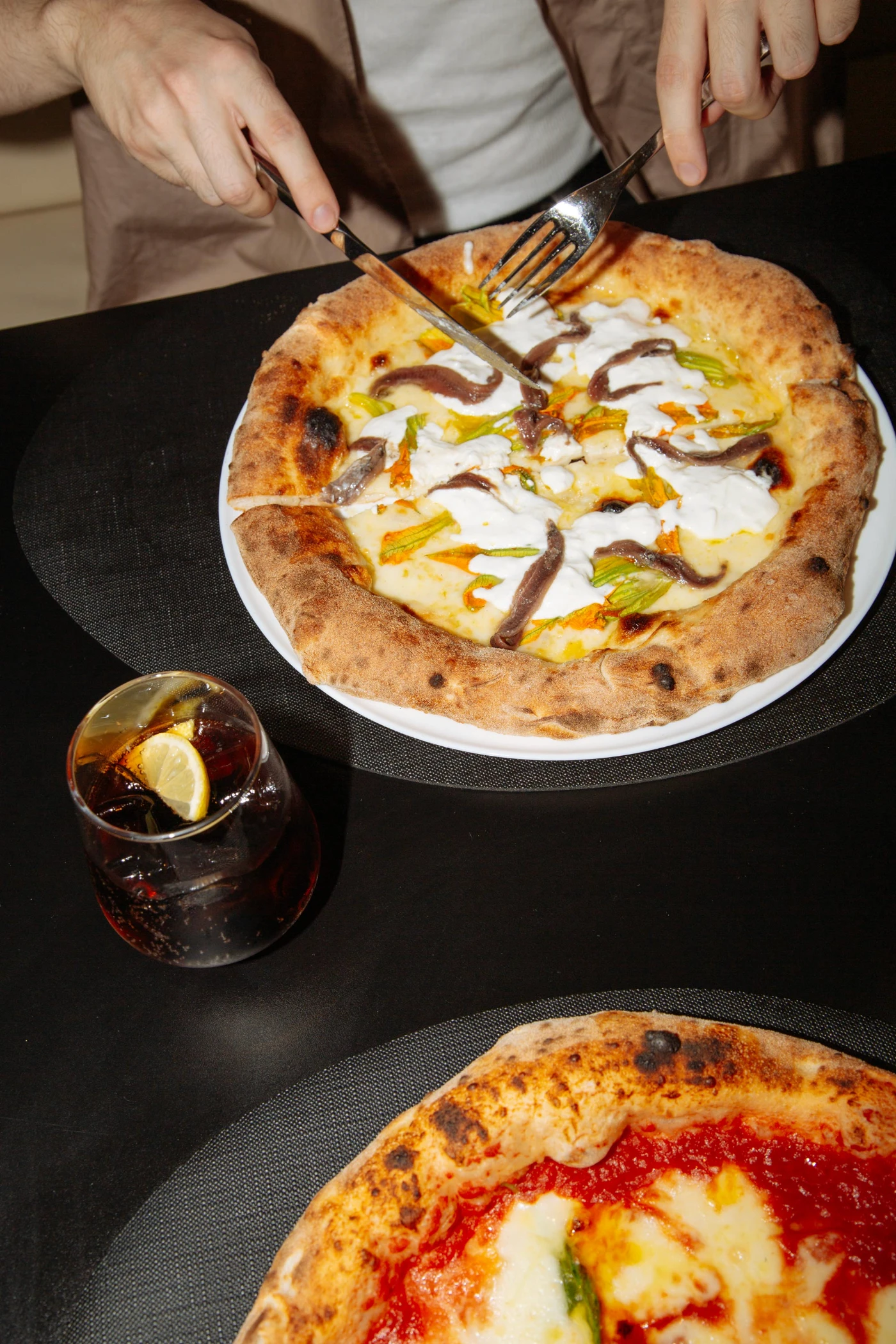 Pizza napoletana gourmet servita al Ristorante Unico di Cantù con impasto ad alta digeribilità e ingredienti selezionati.