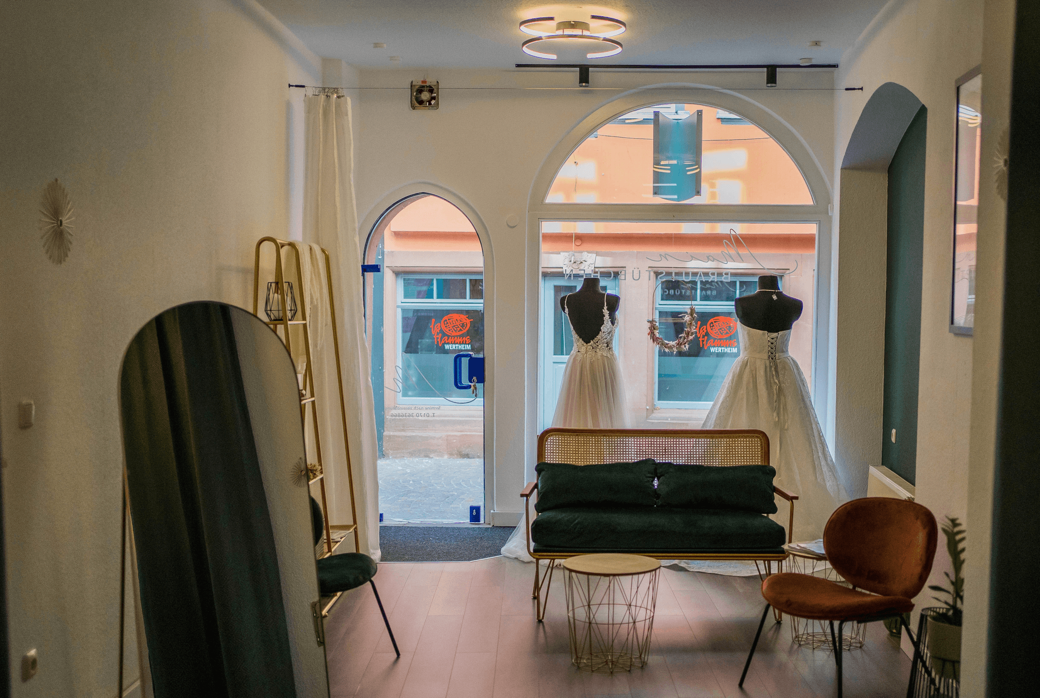 Der stilvolle Showroom von Main Brautstübchen in Wertheim – exklusive Brautkleid-Anprobe in entspannter Atmosphäre