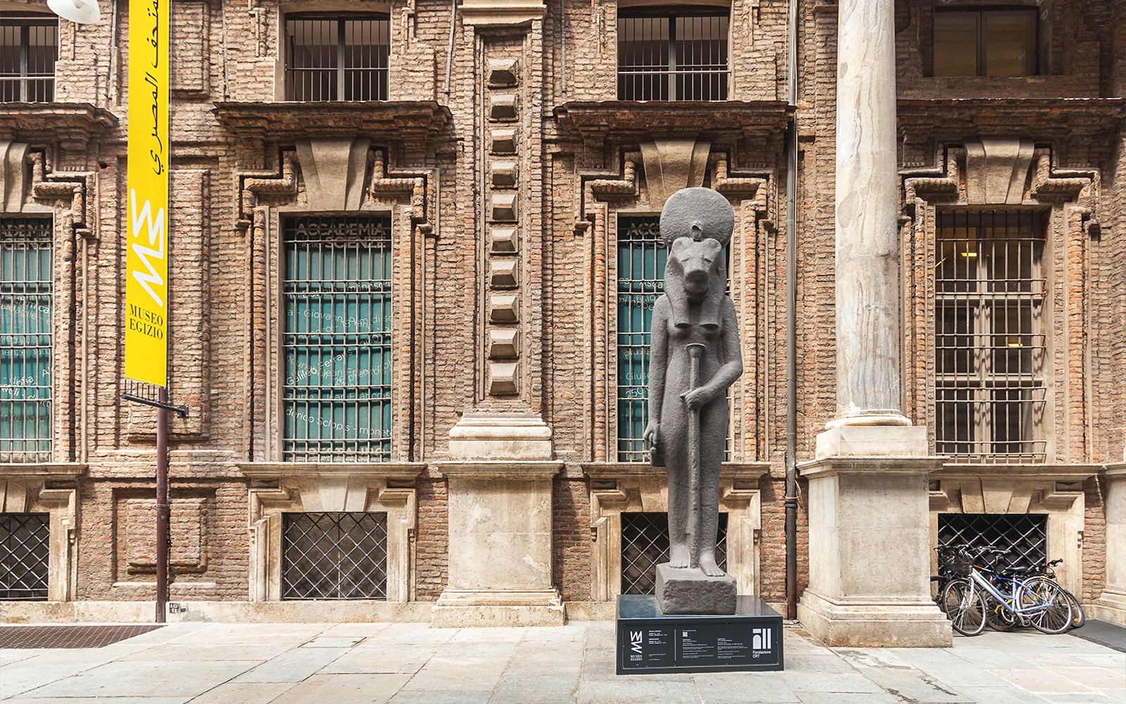 รูปปั้นด้านนอกพิพิธภัณฑ์ Museo Egizio ในเมืองตูริน ประเทศอิตาลี เป็นส่วนหนึ่งของทัวร์บัตร Torino + Piemonte Card