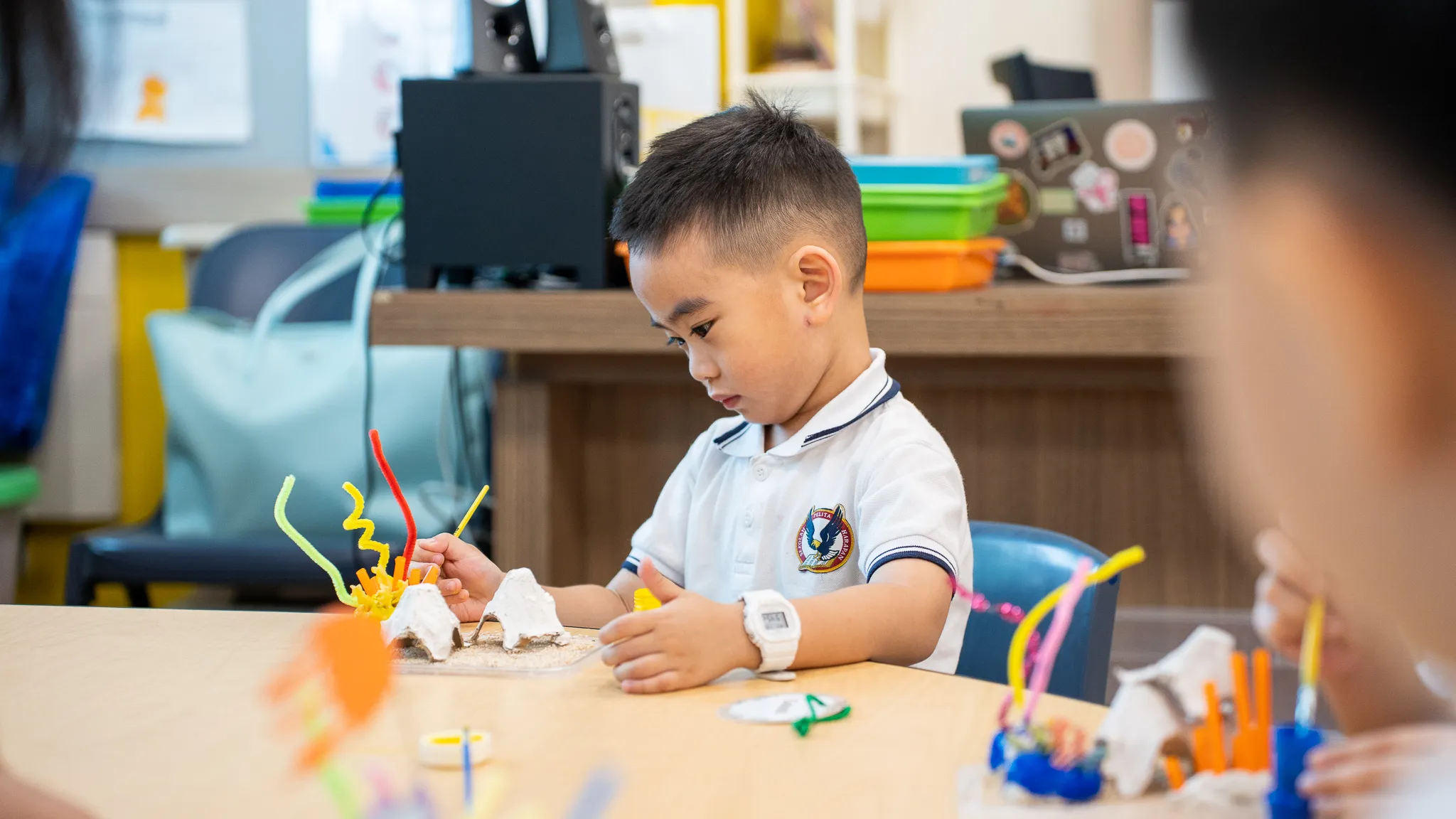 wanita membawa buku teks berwarna putih dan hijau