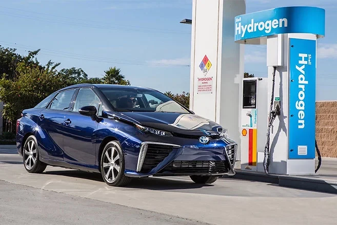 Toyoto à côté d'une station hydrogène 