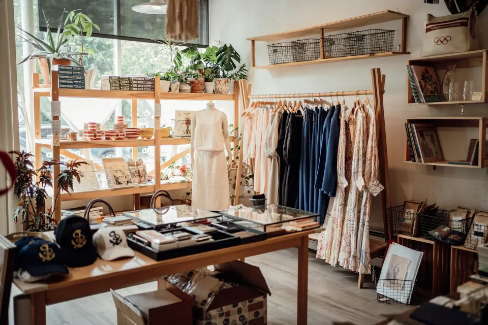Tienda de ropa con percheros y prendas de colores: seguro para tiendas de ropa y zapaterías en Murcia