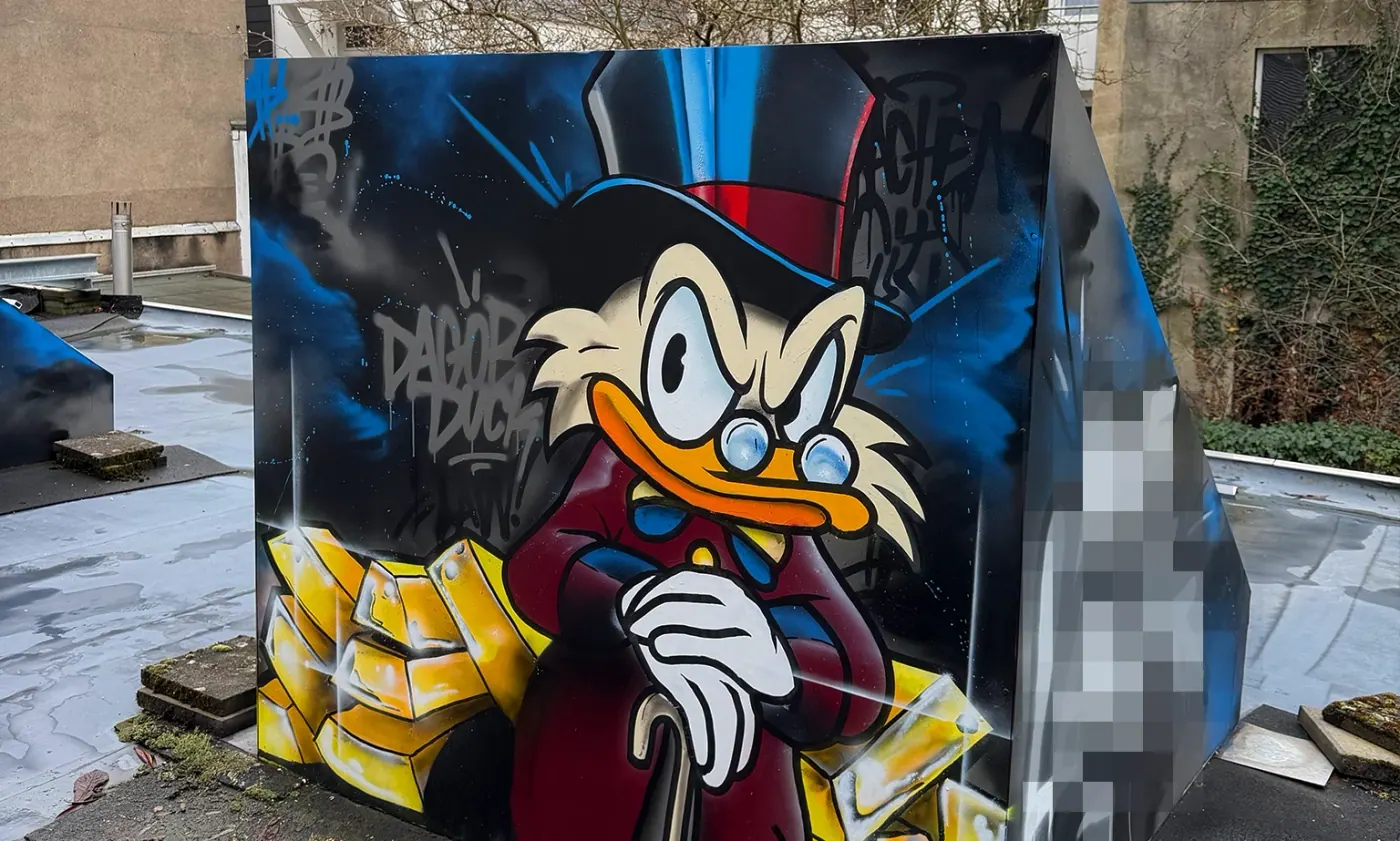 Bemaltes Objekt auf einer Außenfläche