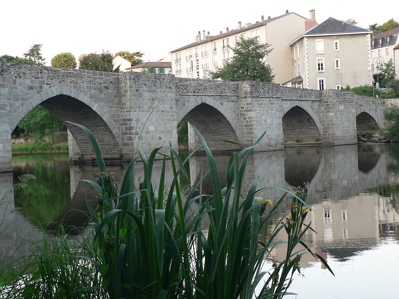 Le pont Saint-Étienne sur la Vienne à Limoges.