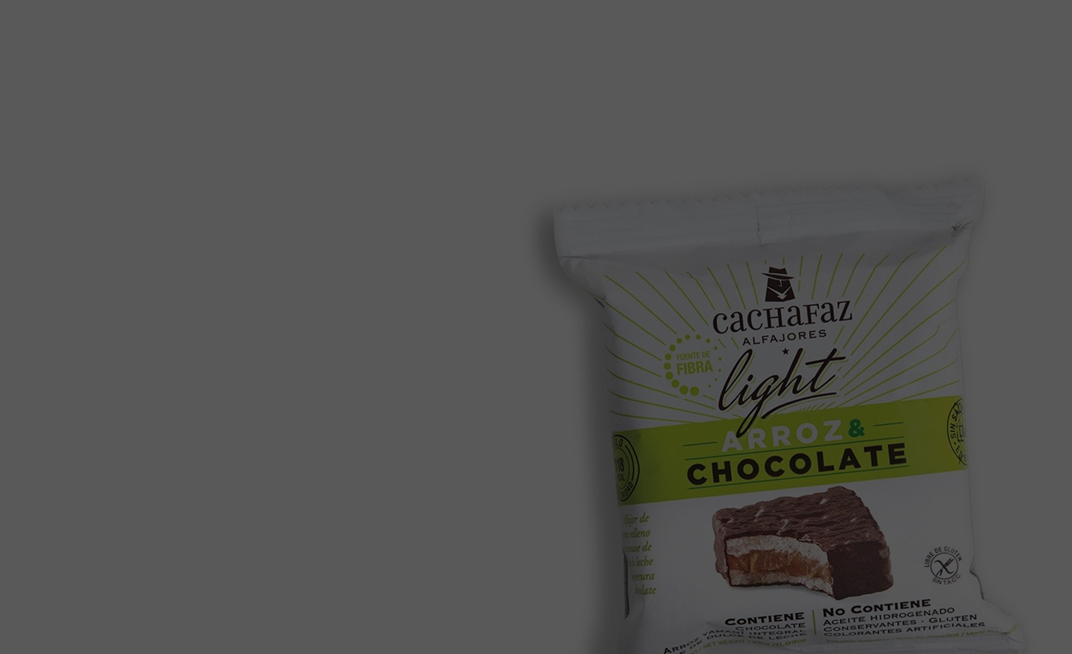 Un empaque parcialmente visible de alfajores Cachafaz light con el texto "Arroz & Chocolate". El diseño es brillante y presenta una imagen de remolino de chocolate.