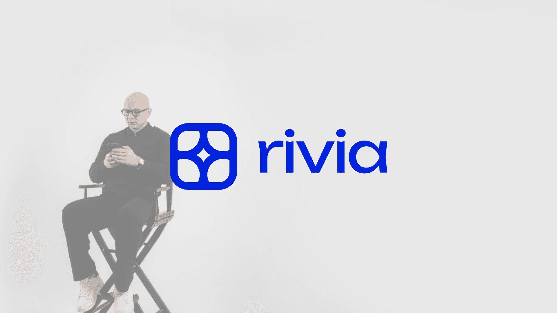 Steven Bos qui pose pour Rivia, site développé par Ilies Manata, Ux / Ui Designer & Développeur Expert Framer à Lille, Nord