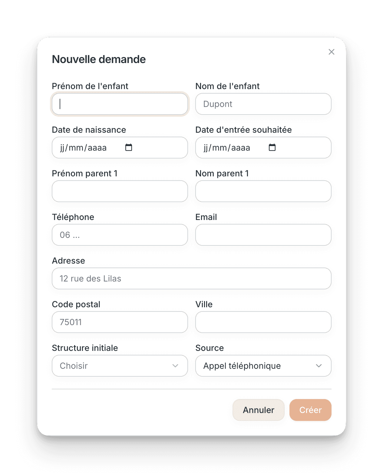 Formulaire complet Nouvelle demande dans Wiklee avec les informations de l’enfant, du parent, l’adresse, la structure initiale et la source.