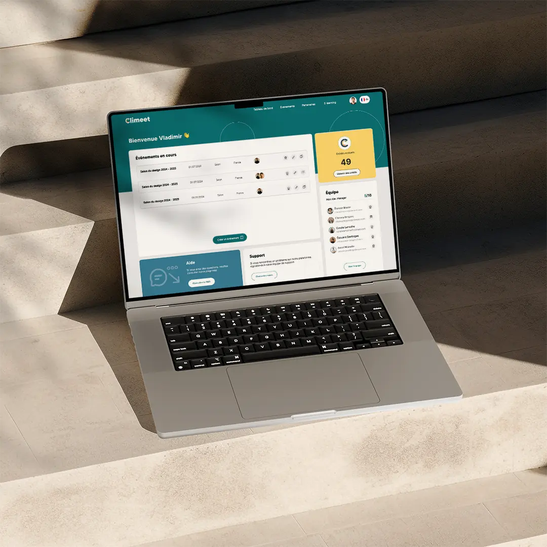 Laptop sur des éscaliers en beton