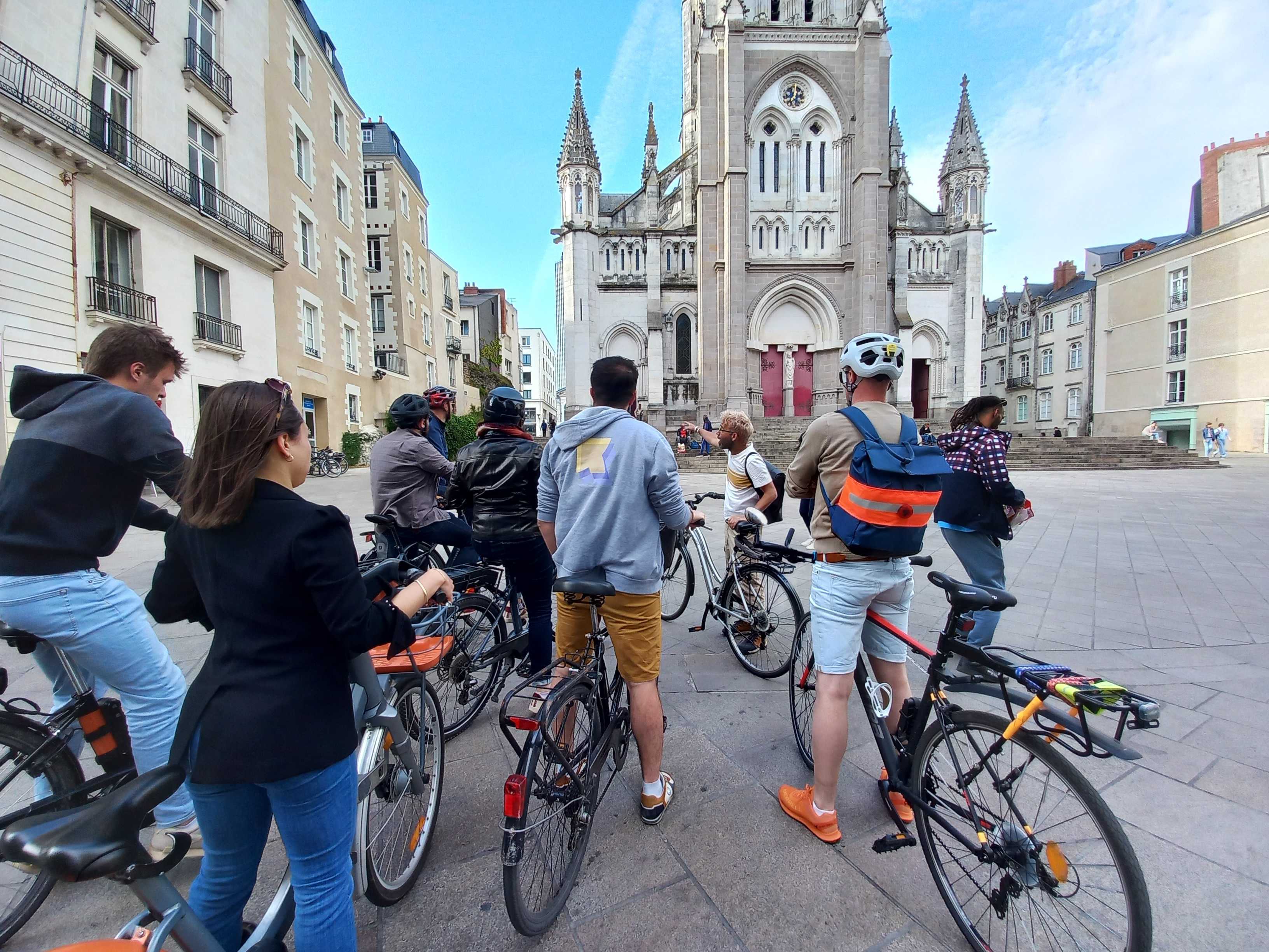 groupe de personnes qui fait une balade à vélo à Nantes