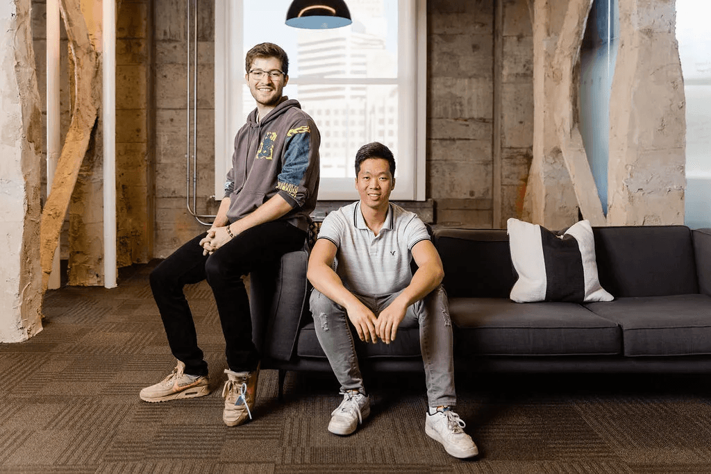 Die Slash-Gründer Victor Cardenas und Kevin Bai in einem Loft-Büro