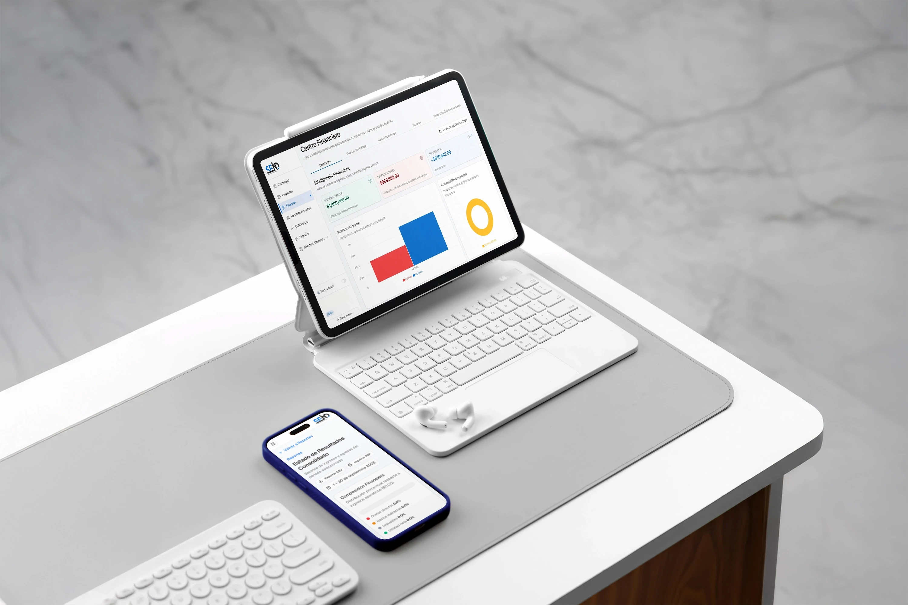 Escritorio con mockup de una tablet y un móvil mostrando un sistema administrativo