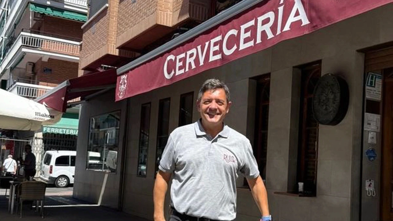 Ángel frente a Cervecería Rulo