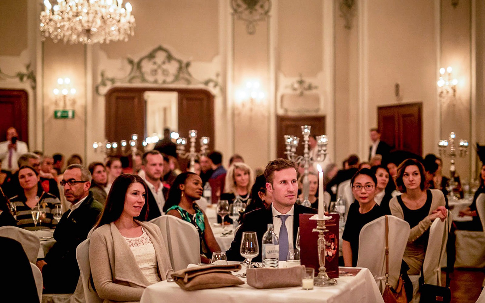 Publikum nyder en Mozart-koncert i Salzburg med musikere i tidstypiske kostumer på et historisk spillested.