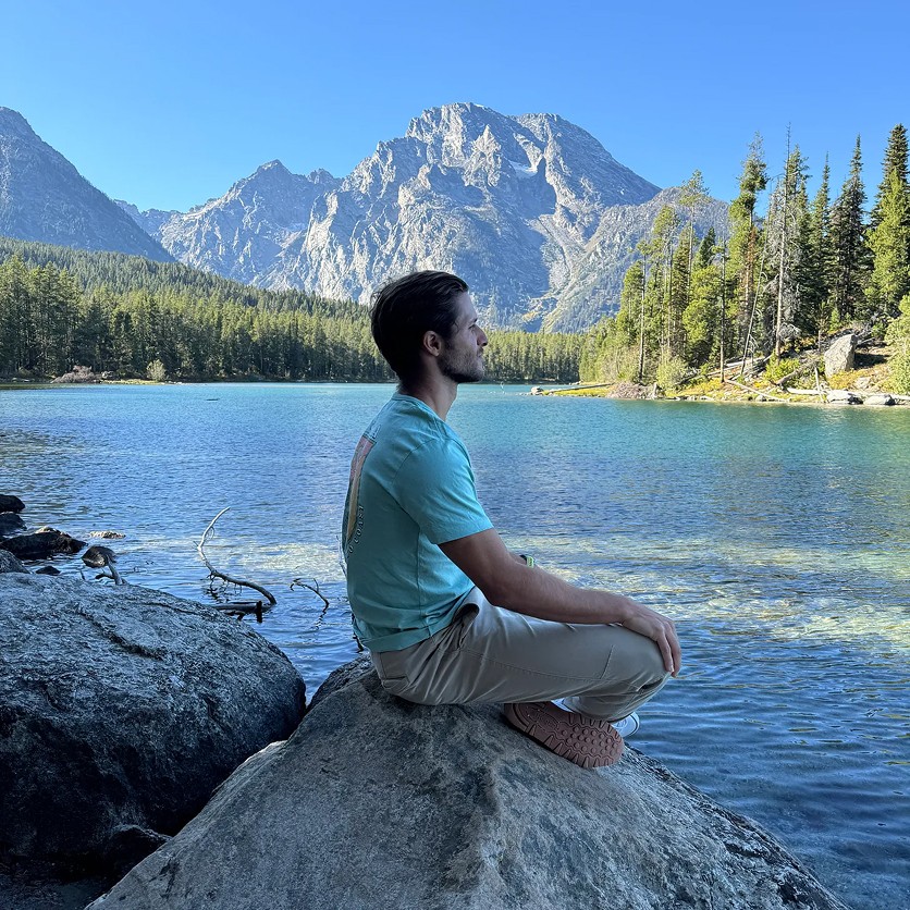 Manu, un hombre respirando en el lago