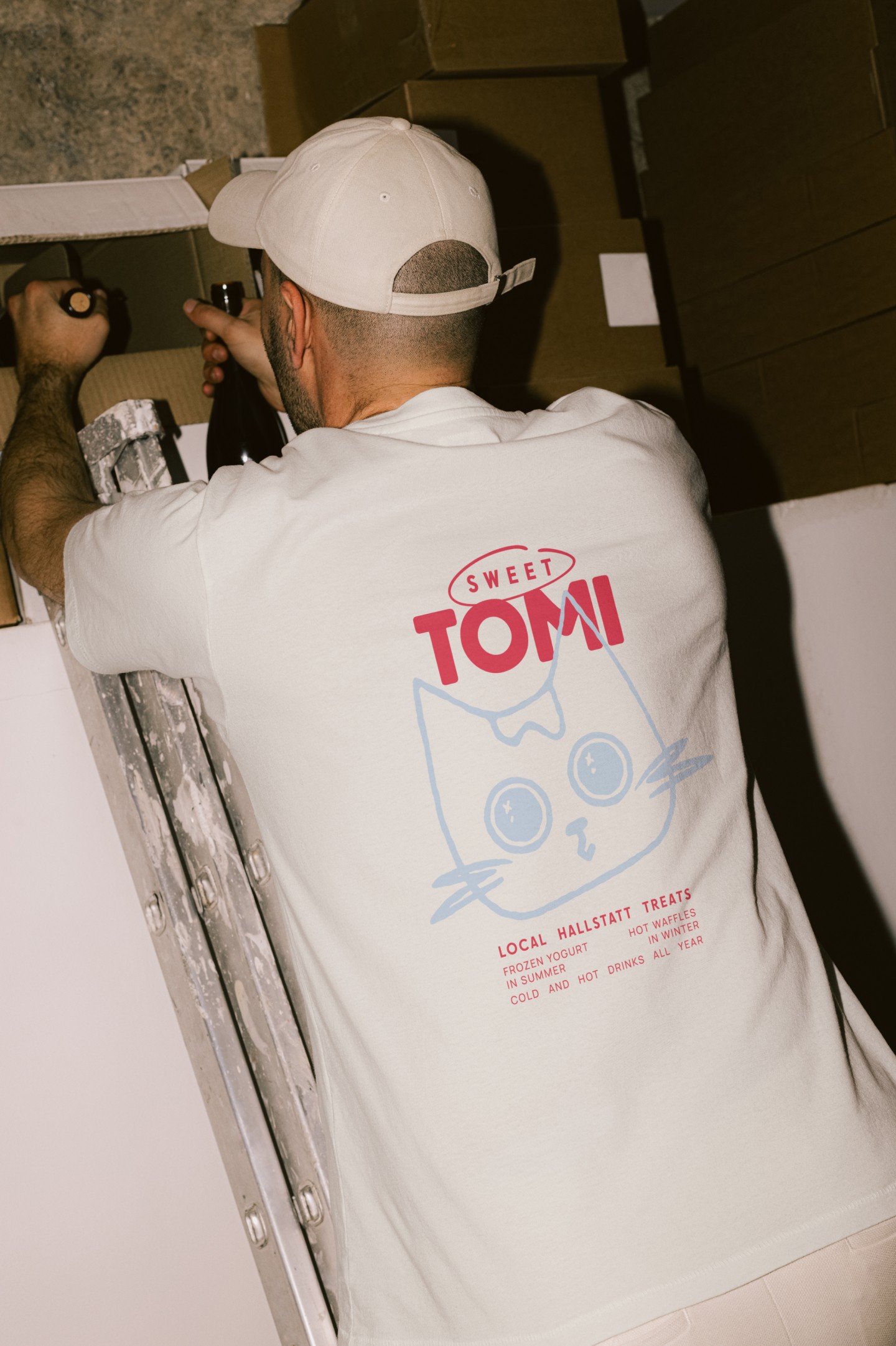 T-Shirt von hinten mit Logo
