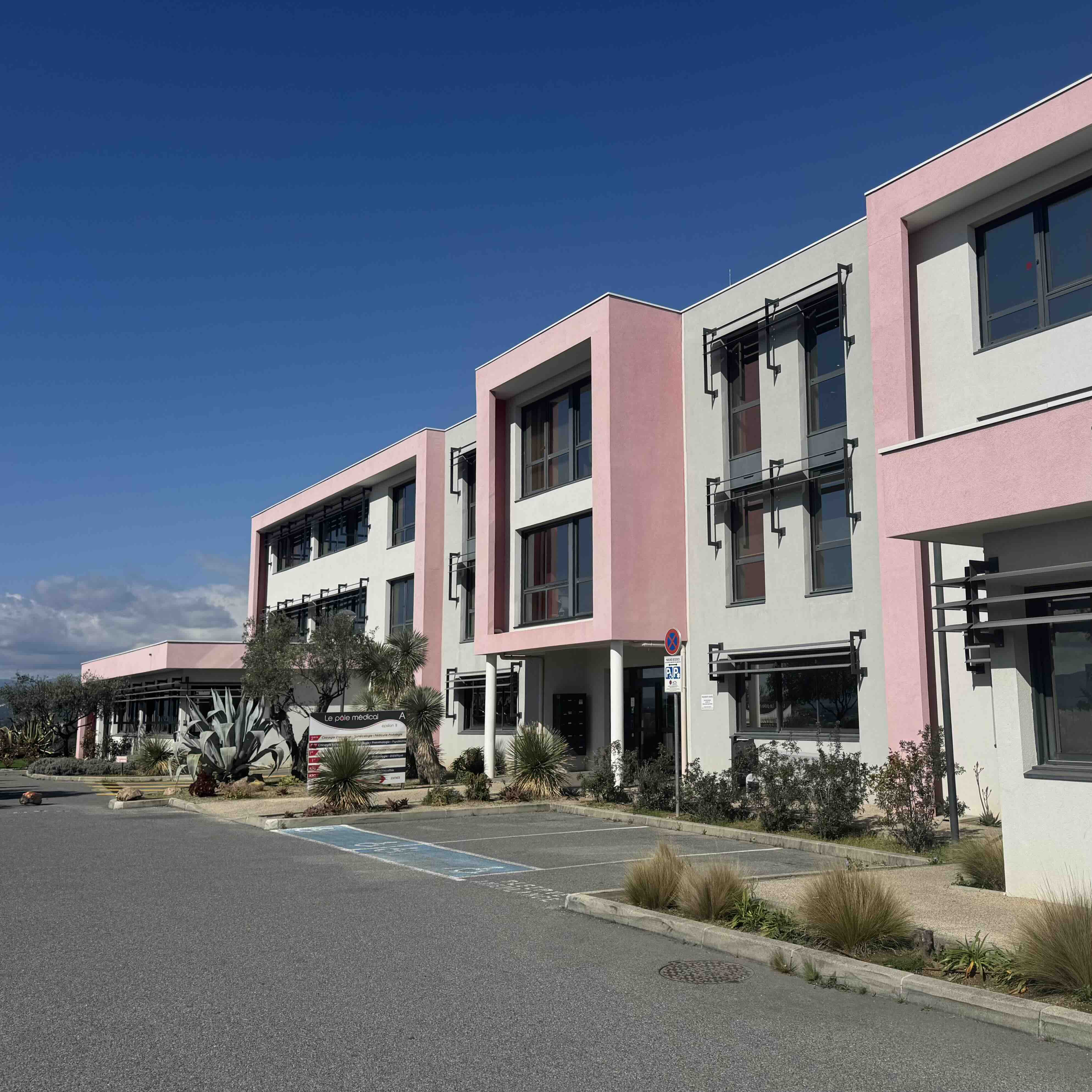 Entrée du Pôle Médical Epsilon 3 à Saint-Raphaël - Cabinet du Dr Bardot