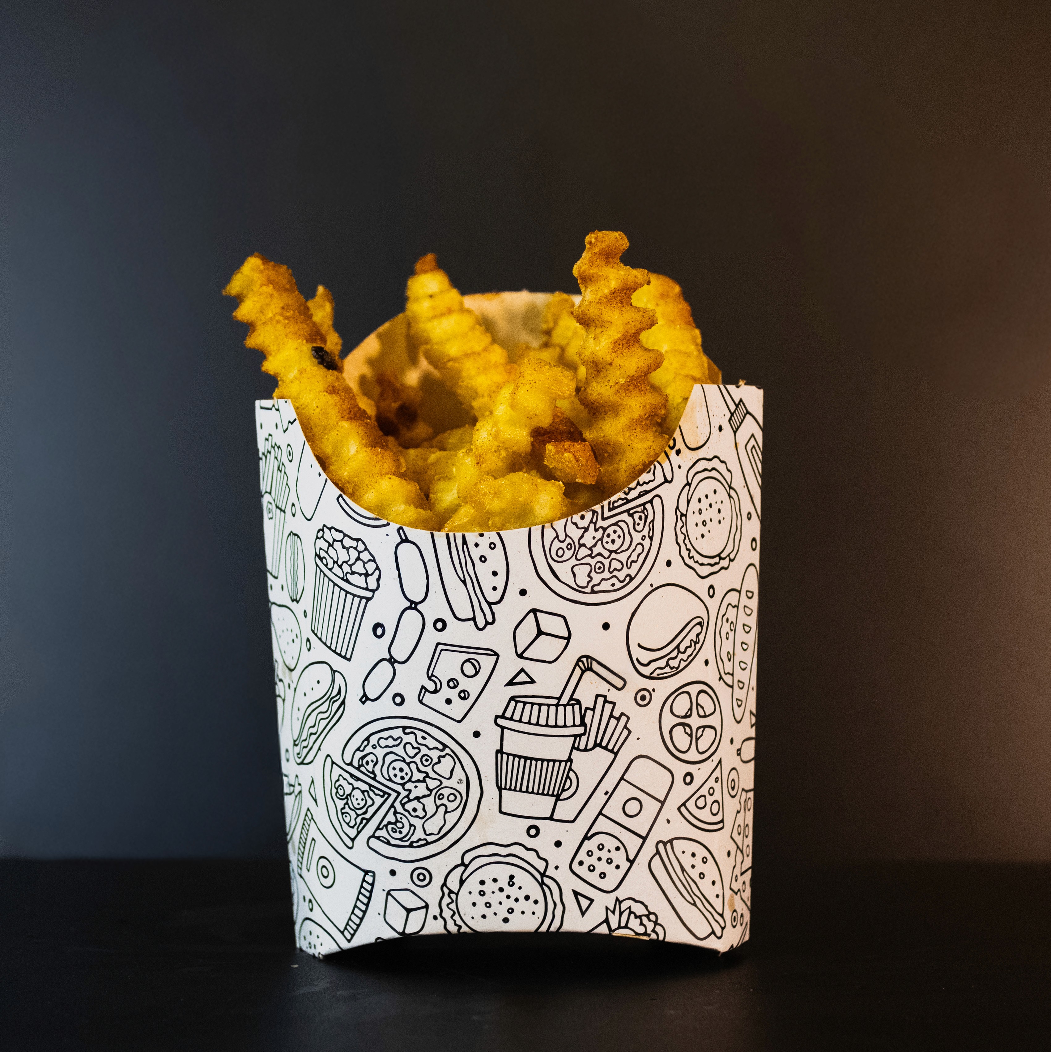 Cono de papas crinckles sazonadas (porción pequeña).