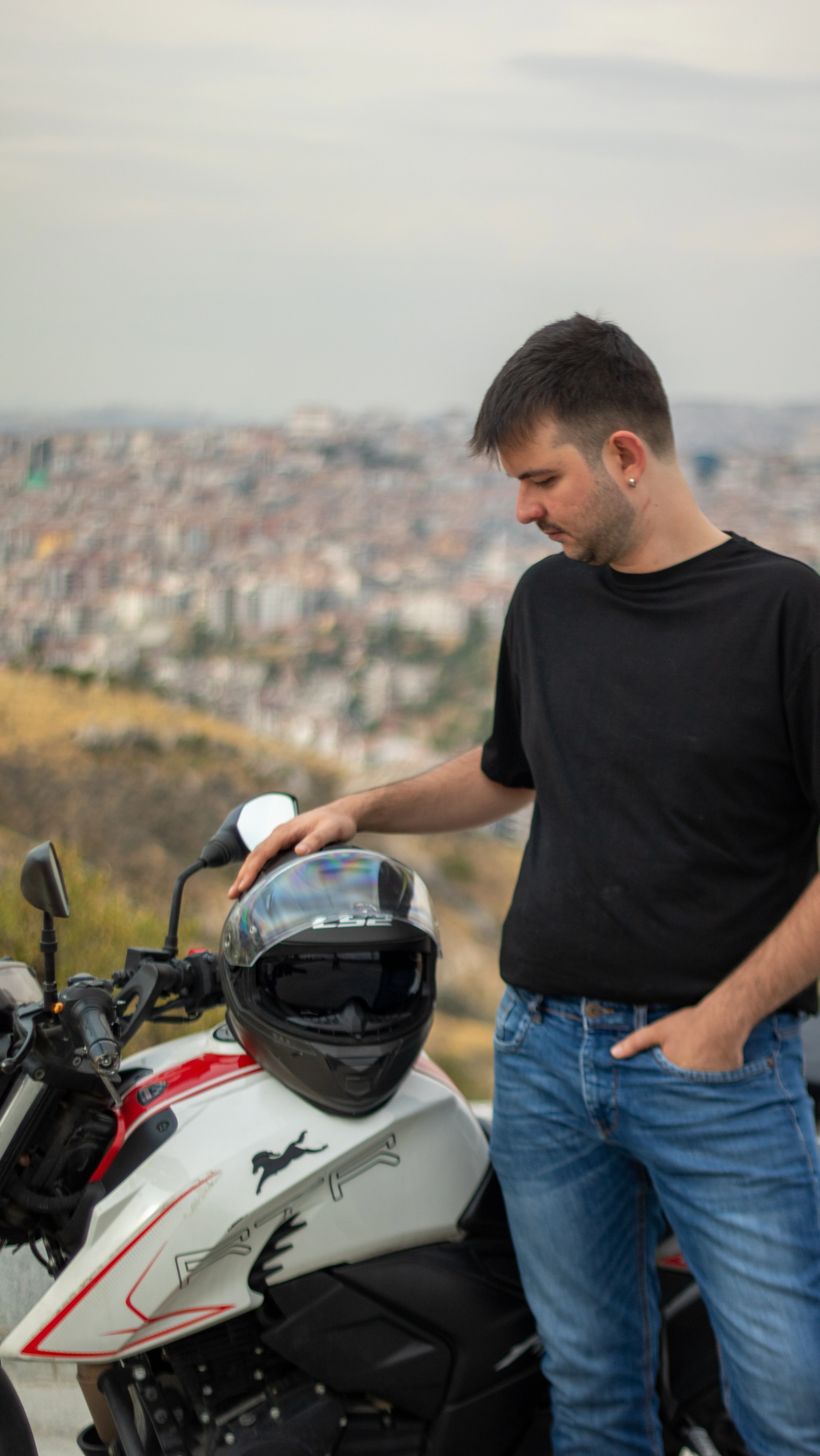 Motosiklet üzerinde kasklı genç
