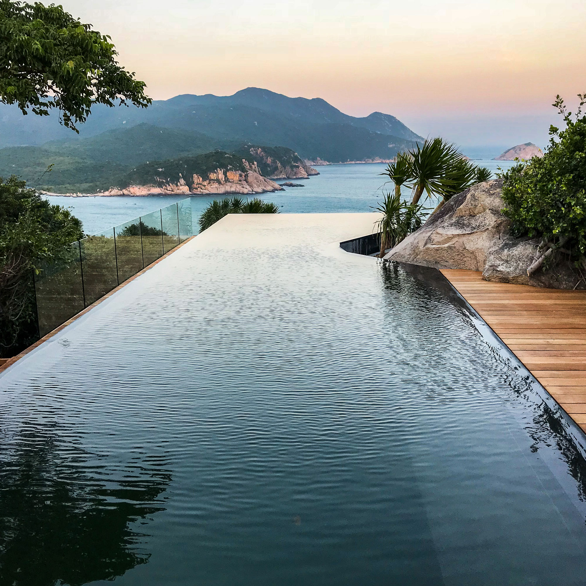 Infinity pool overlooking the bay at Amanoi at sunset