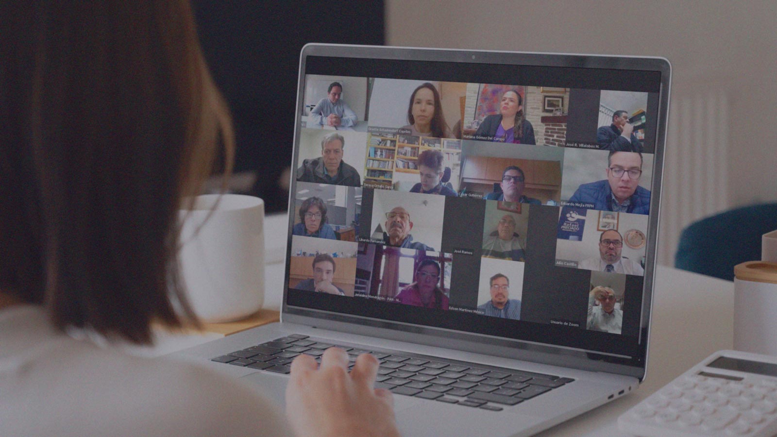 Una persona participa de una videollamada que se muestra en la pantalla de su computador en el contexto de una actividad de IdeaPaís.