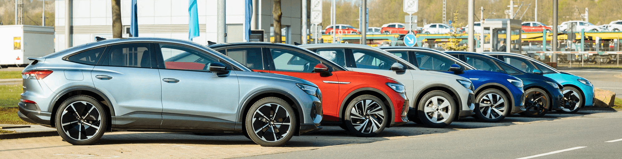 Volkswagen ID.5 et ID.4 stationnés côte à côte, comparaison visuelle de plusieurs SUV électriques Volkswagen