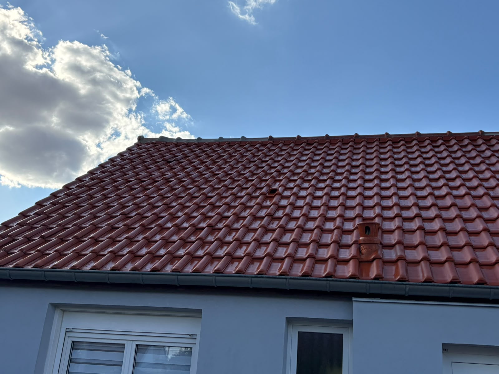 Détail des tuiles rouges après l’intervention sur la toiture à Marly