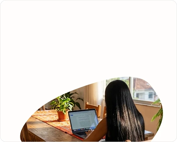 Mulher usando o notebook