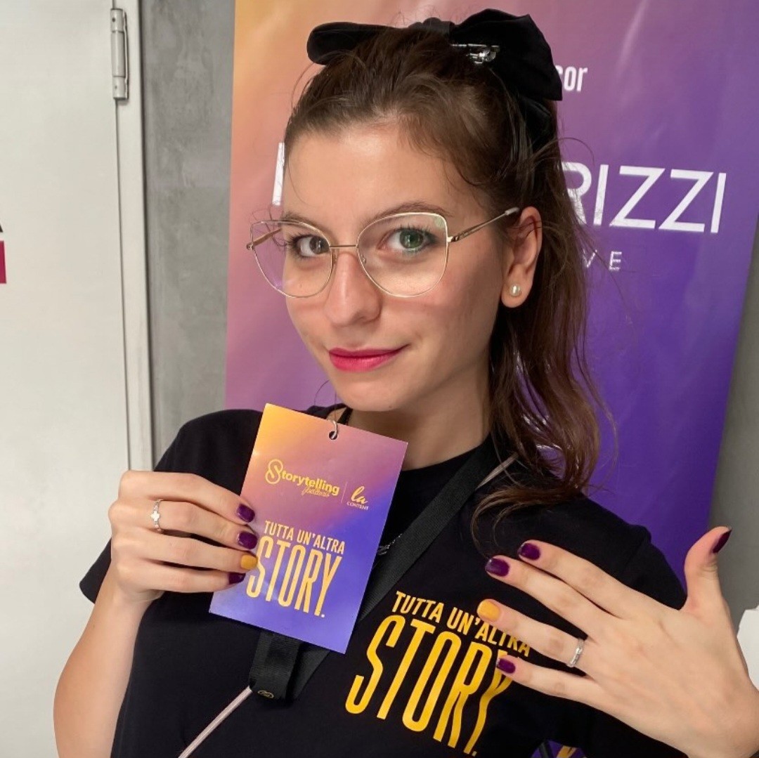 Silvia Vazzana regge una bandiera Maserati durante un evento a Cortina