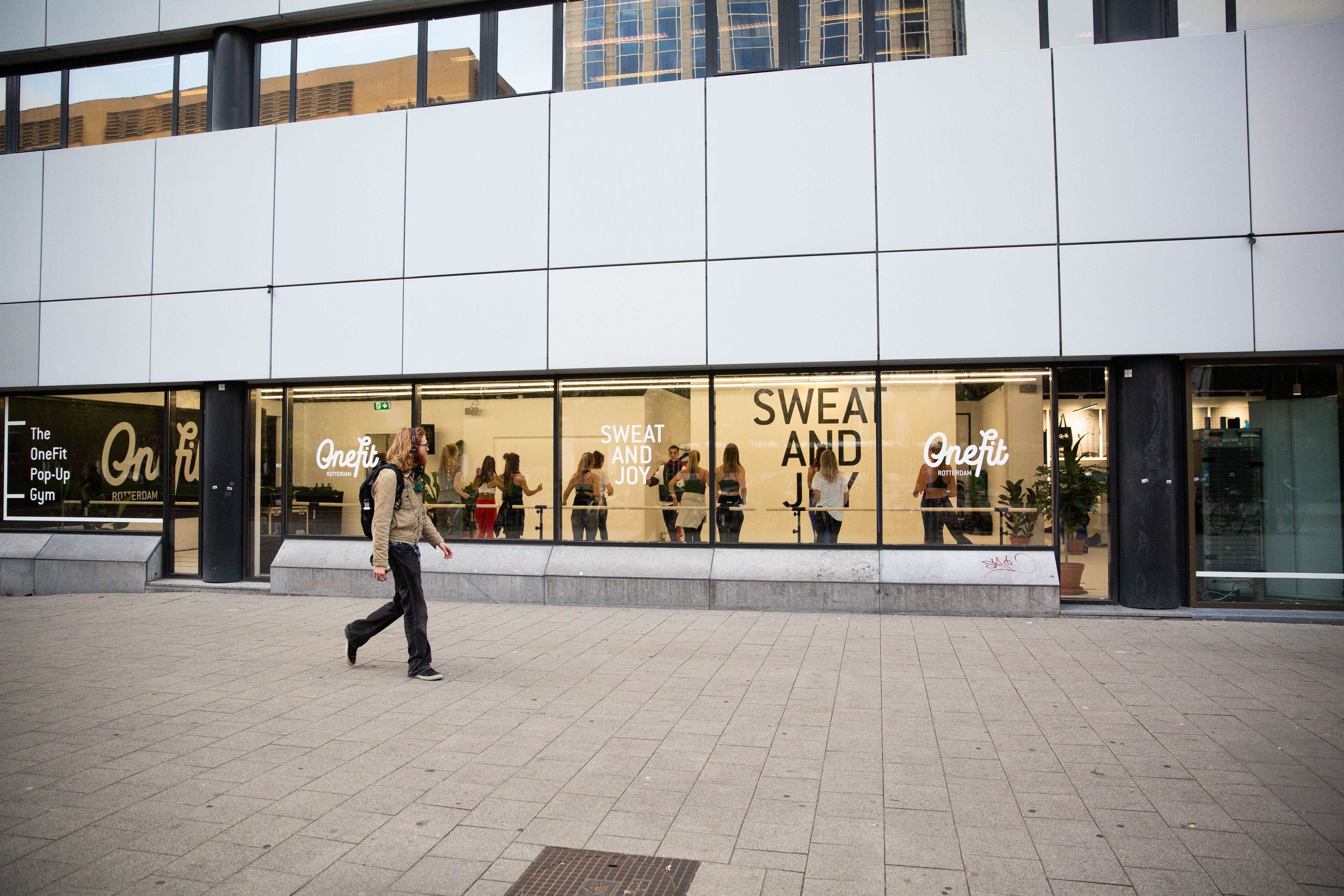 Photo taken from the outside on streetlevel, partially viewing inside the popup gym