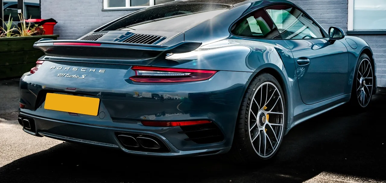 La Porsche 911 Turbo S incarne la puissance et le raffinement, alliance parfaite entre performance et élégance sportive.