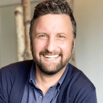 hombre de mediana edad sonriendo