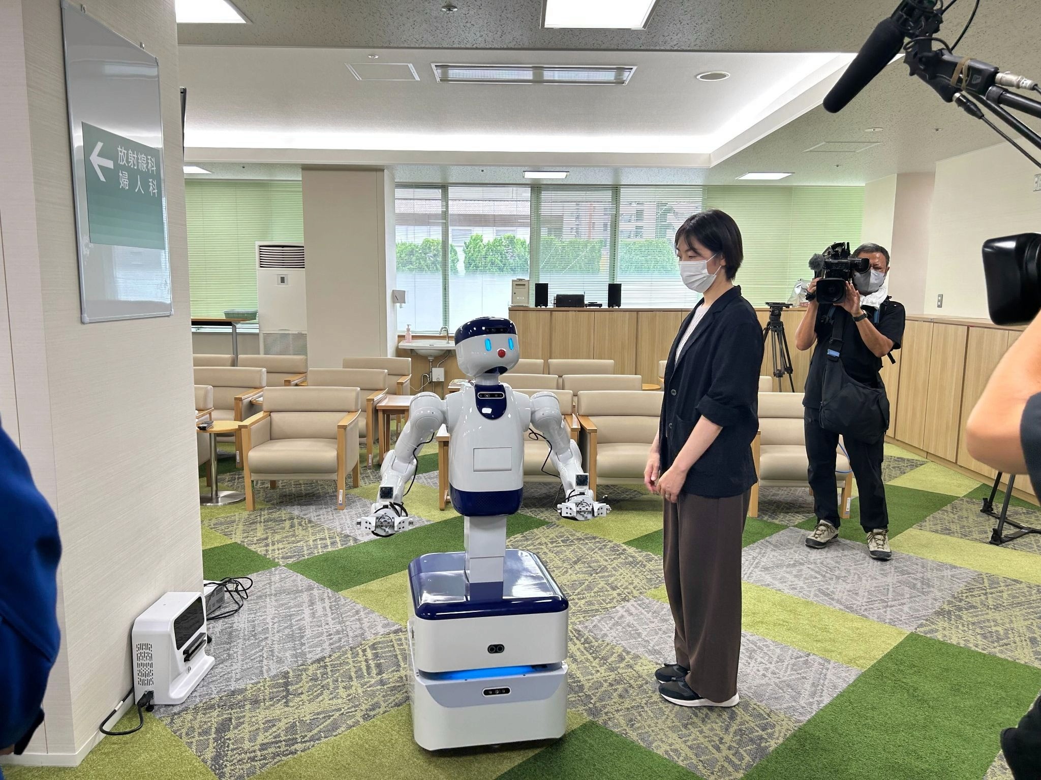 健診センターで来院者を案内するD1