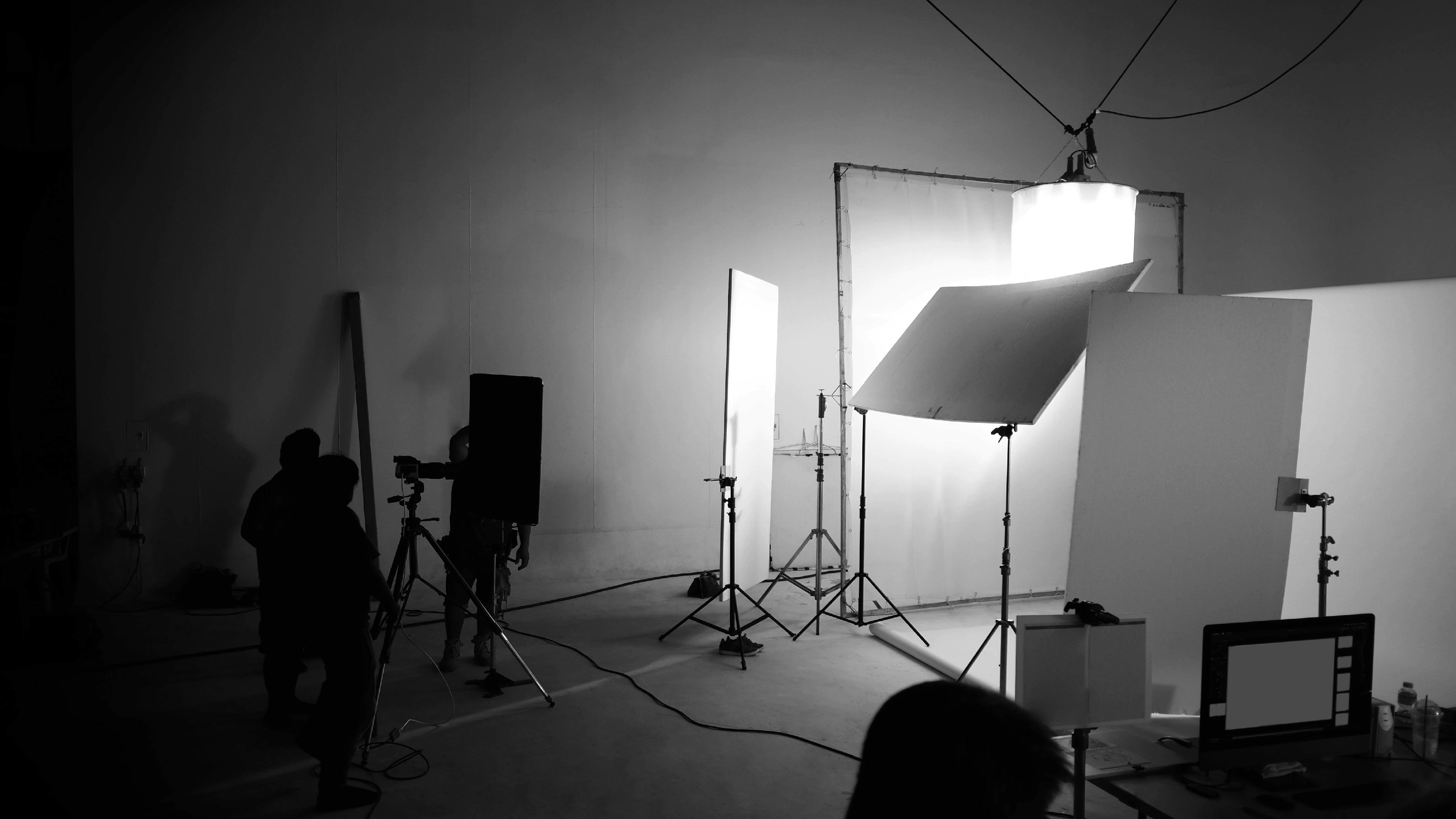 삼각대 카메라와 조명 장비가 놓인 영화 스튜디오 현장, 영화과 입시 준비에 필요한 촬영 연출 감각