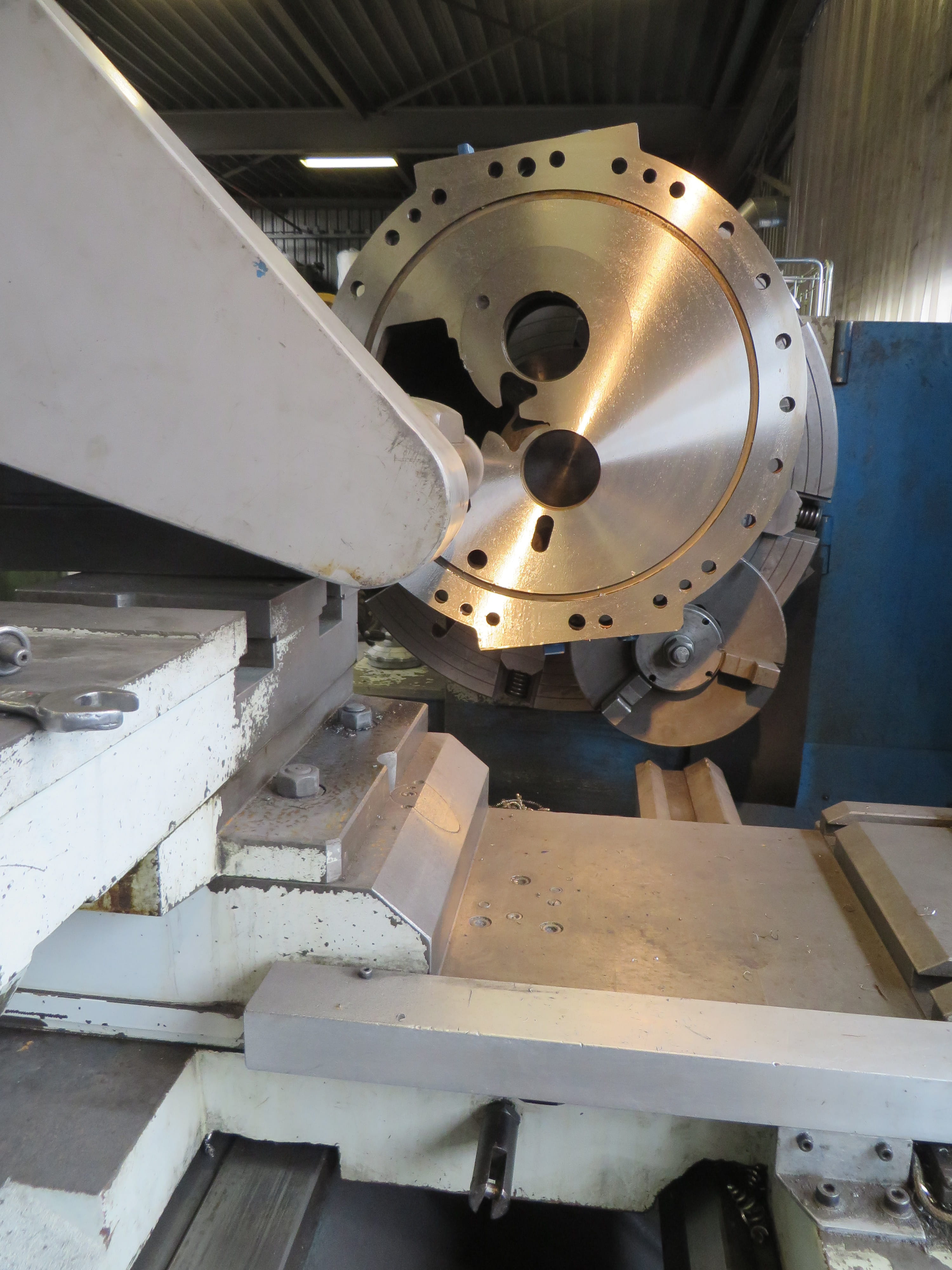Conventionele draaibank met een vlakke plaat opgespannen in de machinefabriek van Plasm Service 