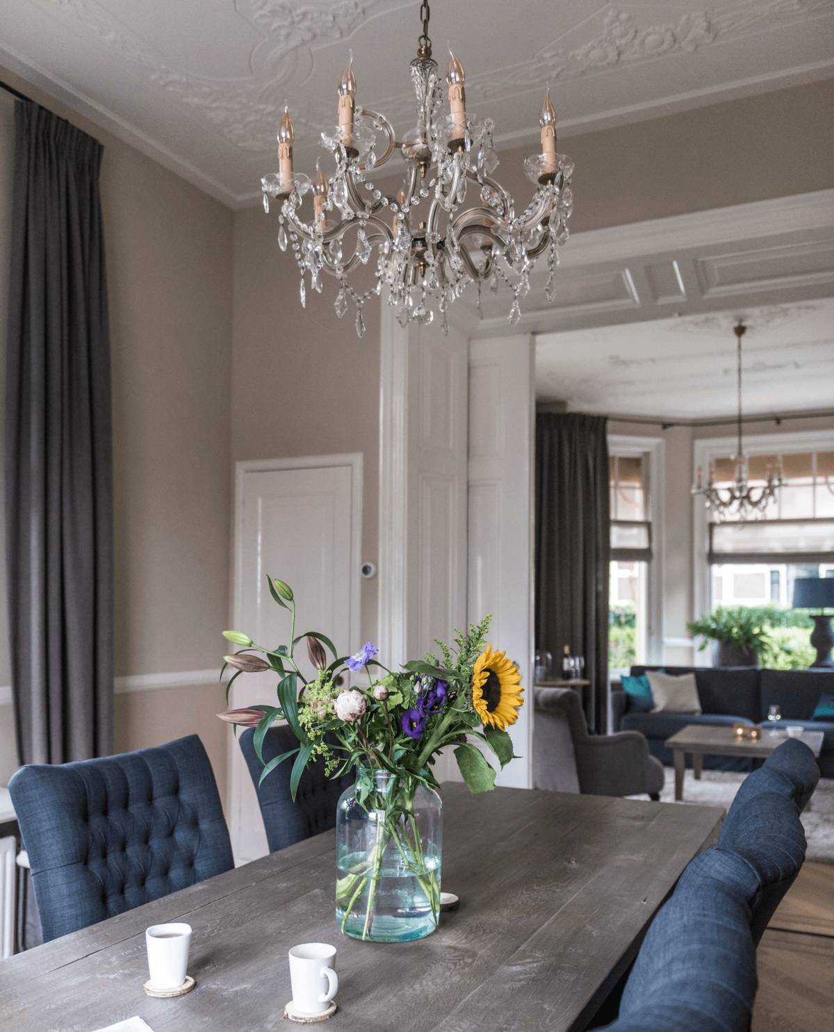 klassiek interieur herenhuis apeldoorn, kamer en suite, kroonluchters en ornamentenplafonds