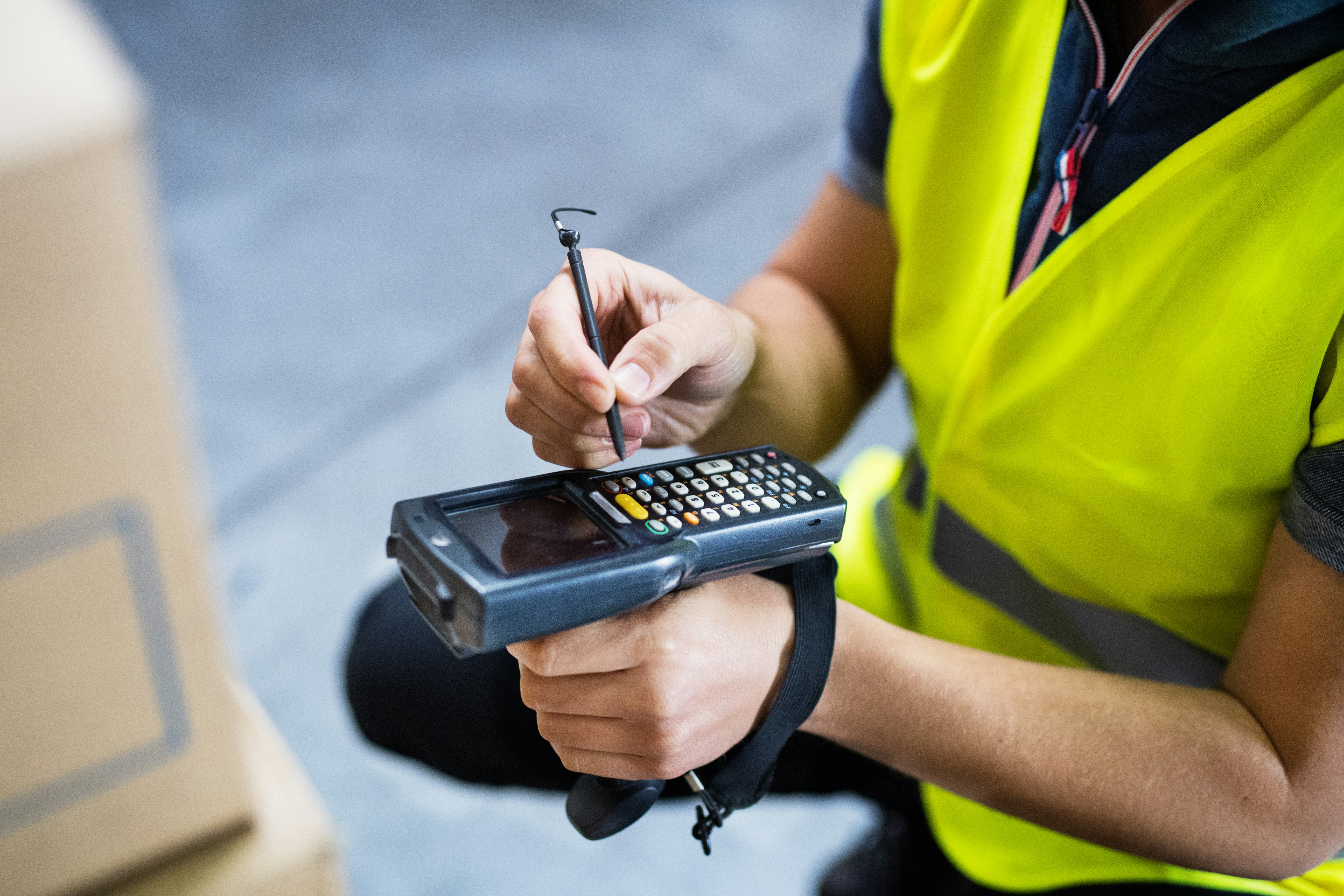 warehouse worker using a bardcode tracking device