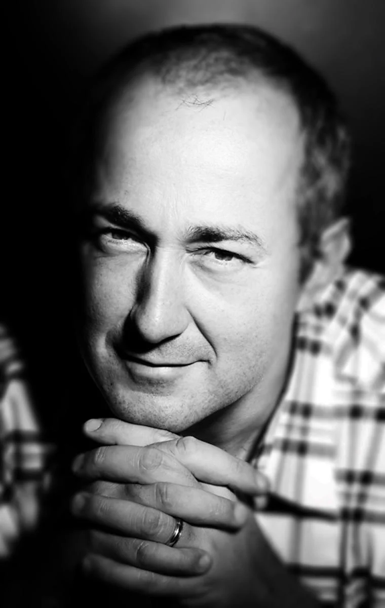 Portrait professionnel en noir et blanc : regard intense et clasped hands, style éditorial pour dirigeant ou expert au 974 — David Dijoux Portraitiste