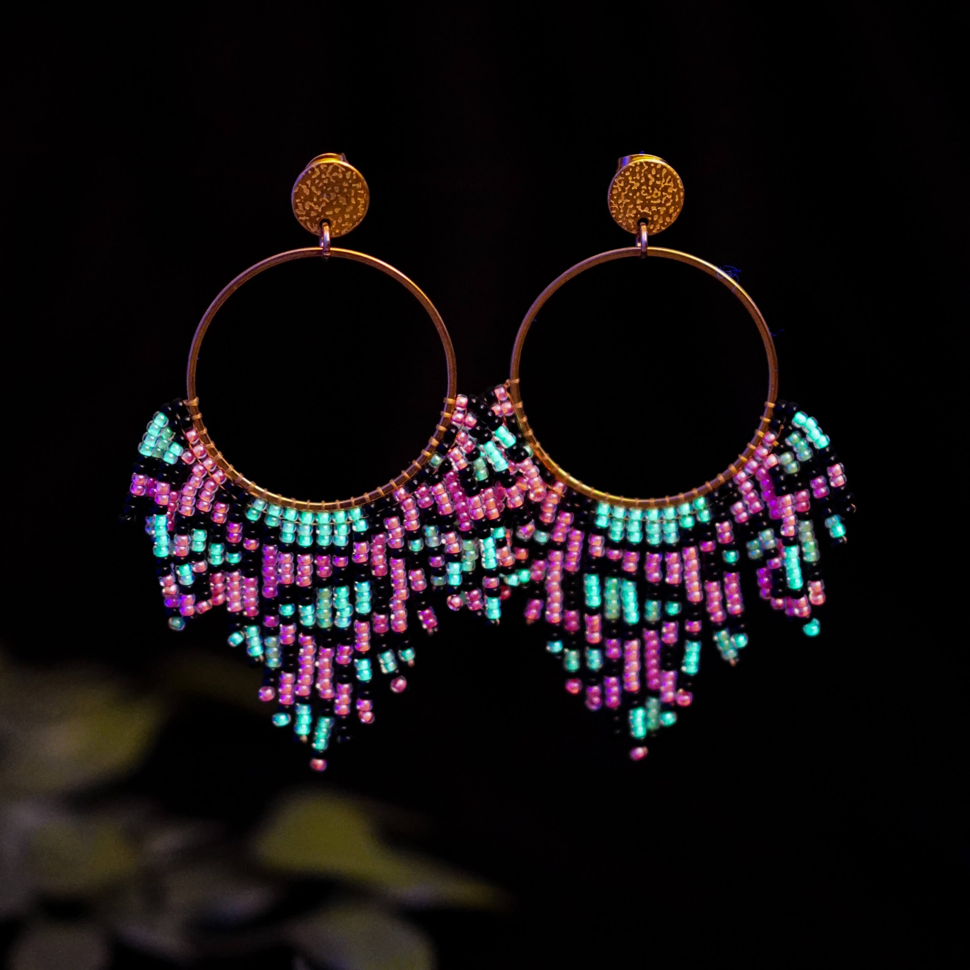 Kolczyki fluorescencyjne PANTHER Neon Pink & Neon Green w kształcie panterki, ręcznie szyte.