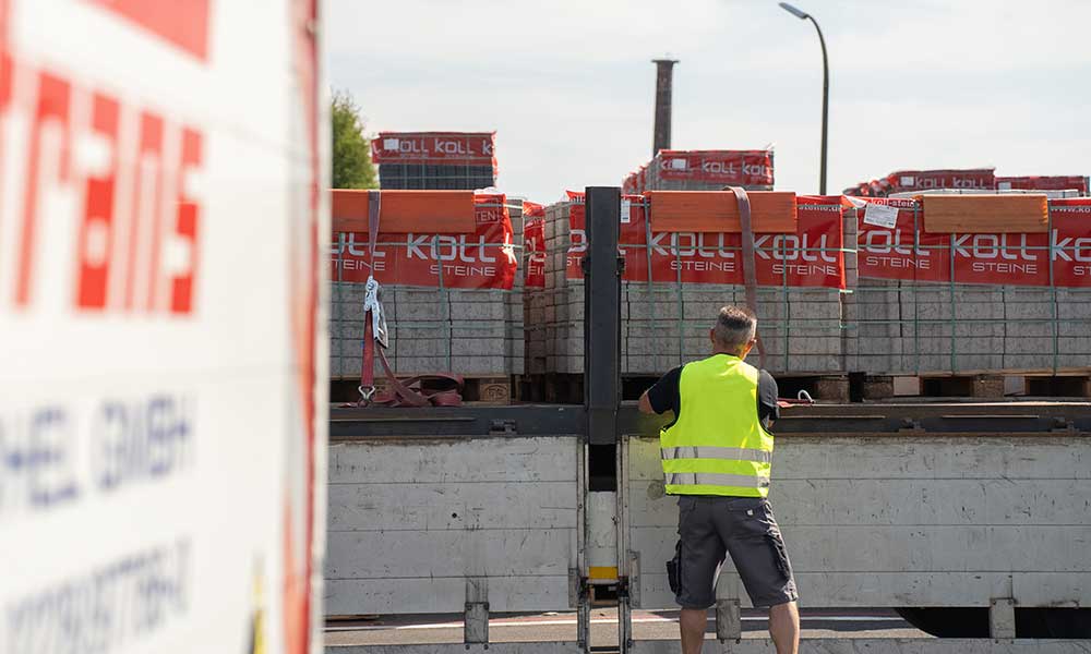 Baustoffanlieferung mit Mitnahmestapler