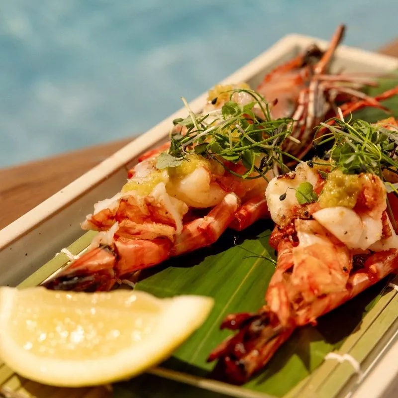 Gegrillte Garnelen mit Zitrone und Kräutern auf Bananenblatt