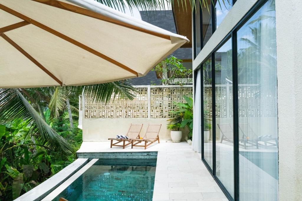 2-bedroom villa in Ubud with jungle and rice field views, offered on a freehold title