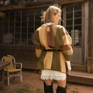 Dans le lookbook de la marque Danoise Another Aspect, le mannequin porte un costume gris et une chemise blanche