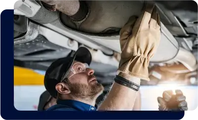 Снимка на механик в автосервиз Аспуси Веско Варна който ремонтира гърне на кола.