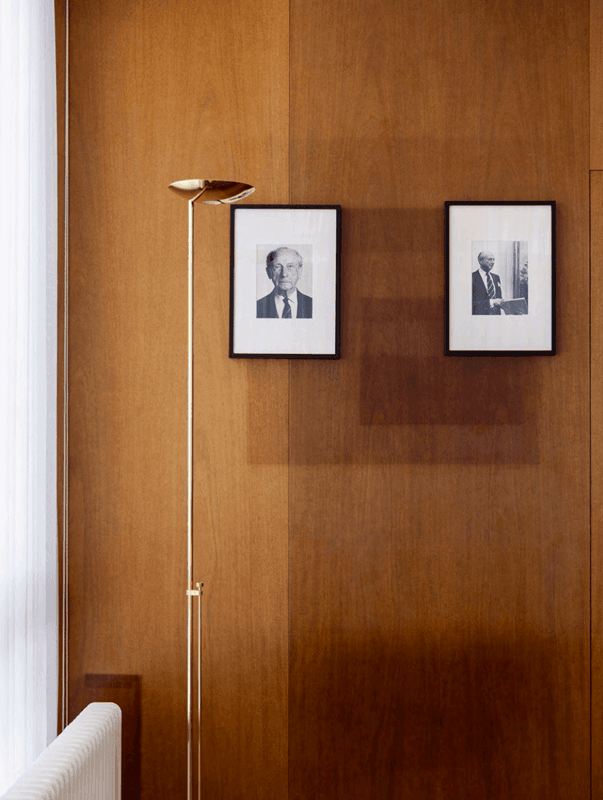 Isometrische Zeichnung eines Bauprojekts mit mehreren Gebäuden und markierten Strukturen in Rot