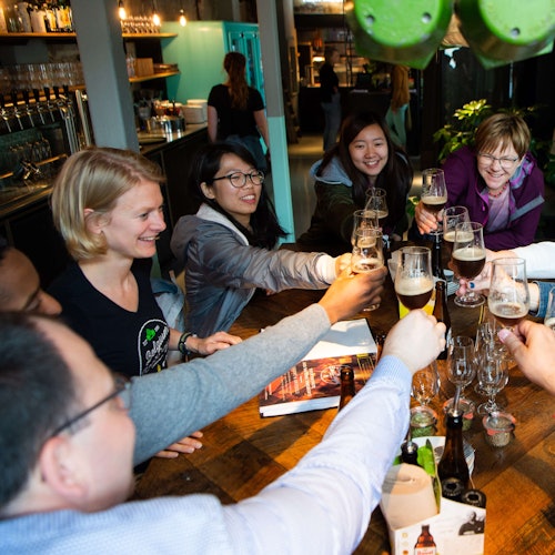 客户们在举杯祝酒。