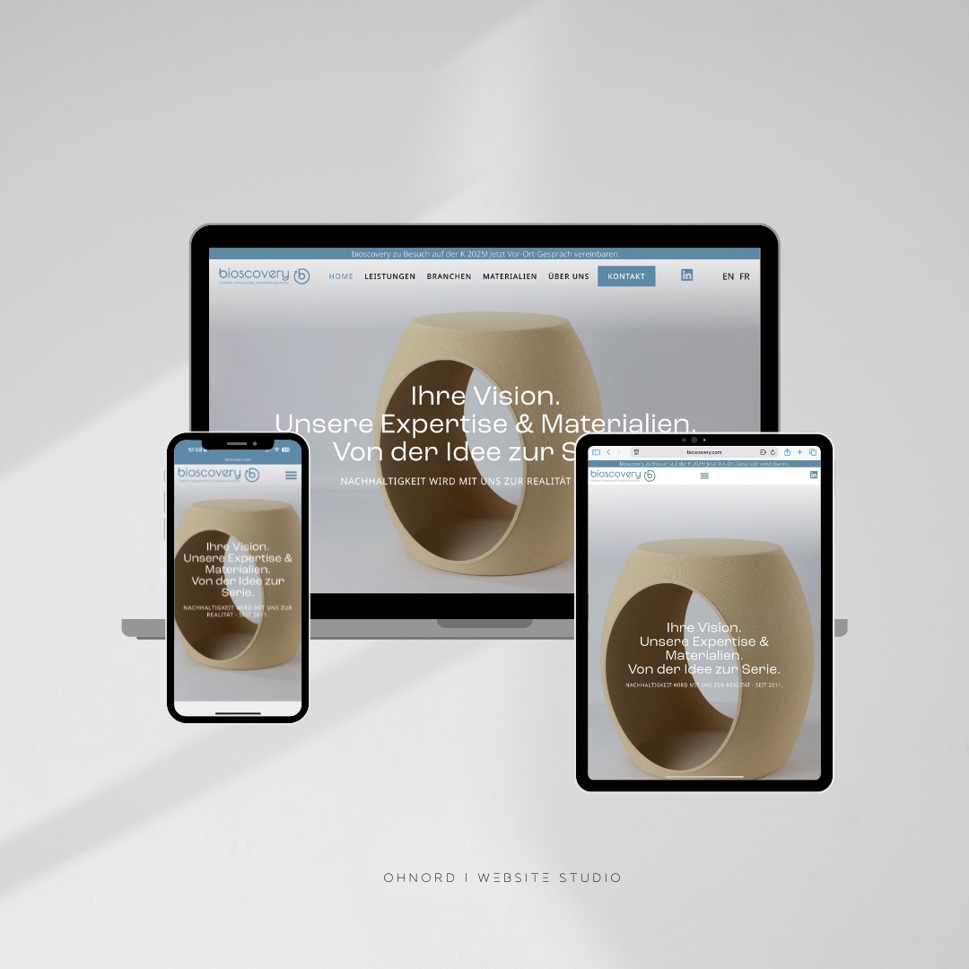 Mockup einer von OHNORD studio aus Straubing designeten Website für eine Kundin aus Schweden. Die Website ist auf allen 3 Devices zu sehen, Handy, Mobil, Laptop. Sie ist in dunklem Braun gehalten, mit Bildern aus dem Norden